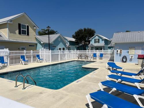Myrtle Beach House | Cheerful 3-br cottage with pool, 2 blocks to beach, free parking