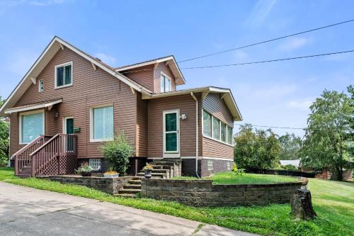 New Kensington House | Cheerful 4BR Chalet with Seasonal Pool, Hot Tub