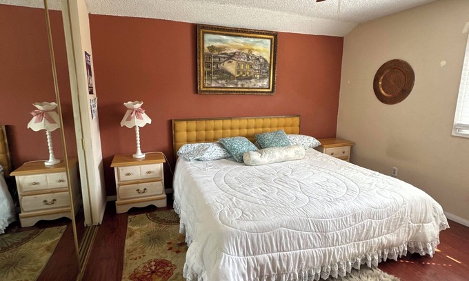 Santa Clarita House | Cheerful bedroom with a pool