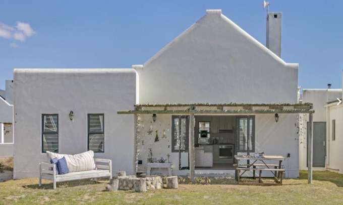 St. Helena Bay House | Cheerful Cottage on Britannia Beach, West Coast