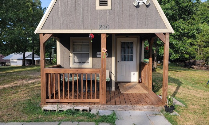 Bauxite Apartment | Cheerful Country Tiny Home!
