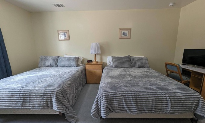 Hot Springs Cabin | Cheerful Double Room - Room 130