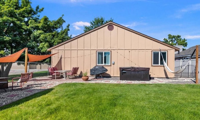 West Valley House | Cheerful Single Level Home. Hangout in Backyard w/ Hot Tub! 15 min to Downtown + 10 min to Village