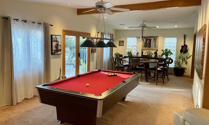 Newhall House | Cheerful Single Story 3-bedroom home w pool table