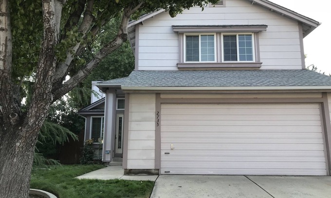 Mira Loma House | Cheerful, spacious house in mid Reno . Close to everything and dog friendly!