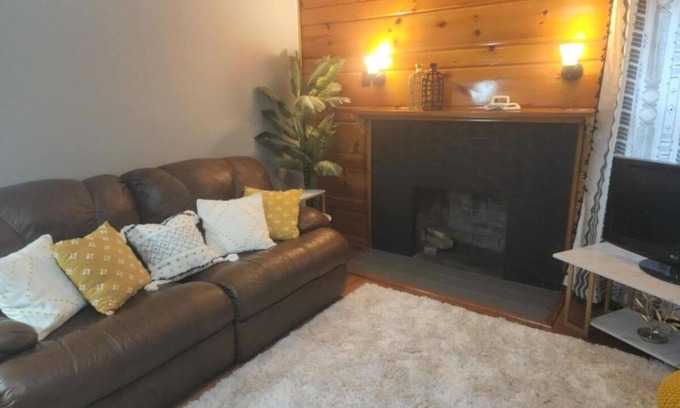 Flint House | Cheerful two bedroom home with huge quiet backyard