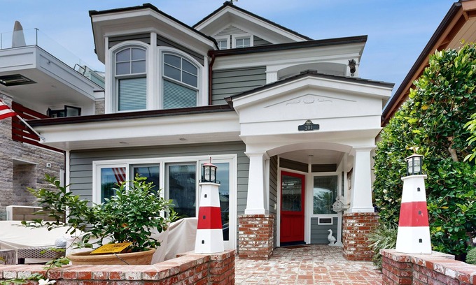 Balboa Island Apartment | Cheery Retreat w/New Furnishings, Near Main Street & 200 Yards to Waterfront