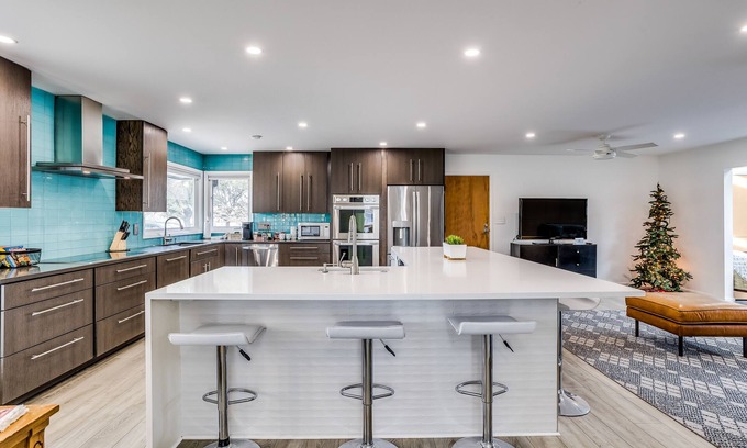 Wichita House | Chefs Kitchen-Pool & Spa-Games-Golf Course-Parks & Museums-Safe Neighborhood