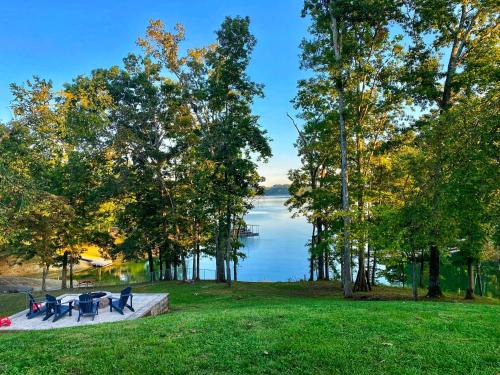 Rutledge House | Cherokee Lake Cottage by Staycating