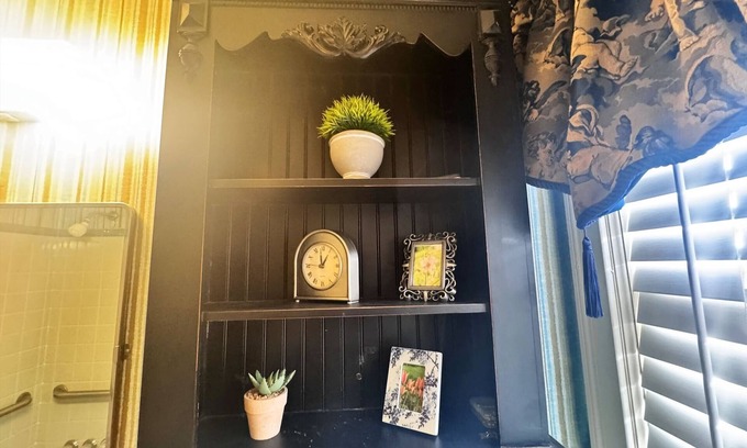 Chesterfield Hotel | Chesterfield Hotel by OYO Hwy 9