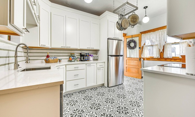 Atlantic Cottage | 'chestnut Hill' Vintage Farmhouse w/Deck & Yard