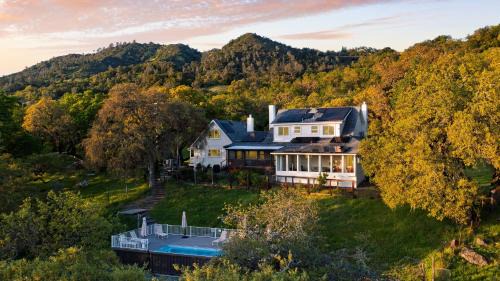 Cloverdale House | Chianti by AvantStay Stunning Secluded Ranch w Pickleball Court Barn