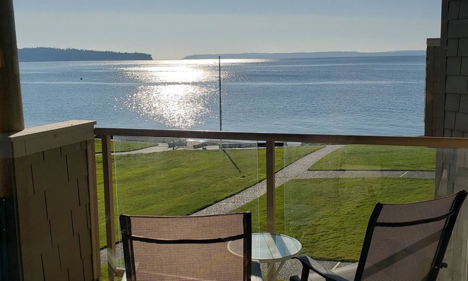 Freeland Condo | Chic 2-bedroom beachfront condo on Mutiny Bay with water views