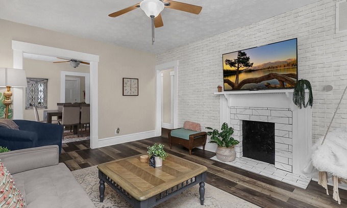 Franklin Park House | Chic❤️2BR near DT, 8 min walk to Franklin Park/Conservatory/Trolley District