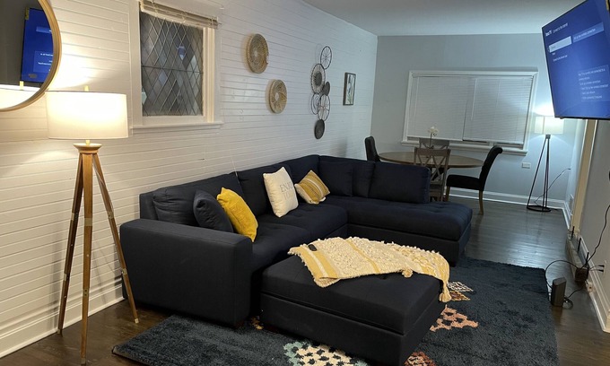 Oak Park House | Chic 3bed 2bath Home with free parking close to United Center