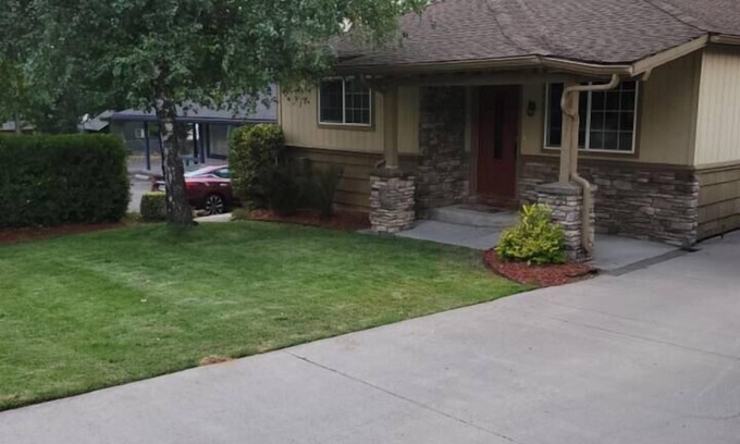 Mount Shasta House | Chic and cozy centrally located getaway