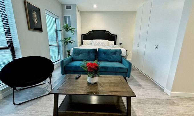 Downtown Des Moines Apartment | Chic and Spacious Retreat – A Modern Escape Awaits You!