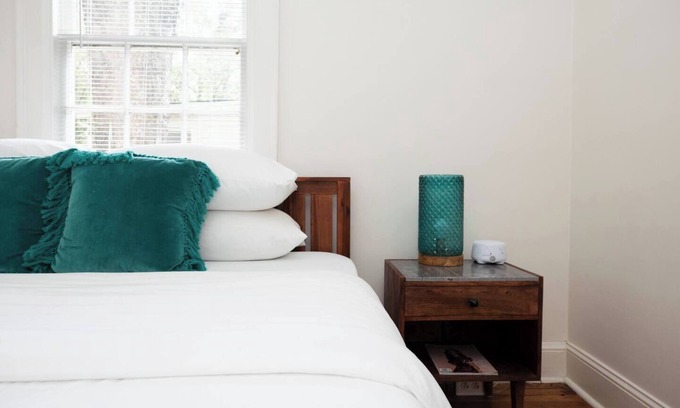 Montgomery House | Chic Cloverdale Park:Walk to El Rey, Capri & Park!