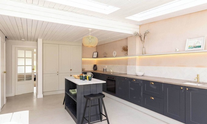 West Wittering House | Chic Coastal Retreat - 15-Min Stroll to Beach