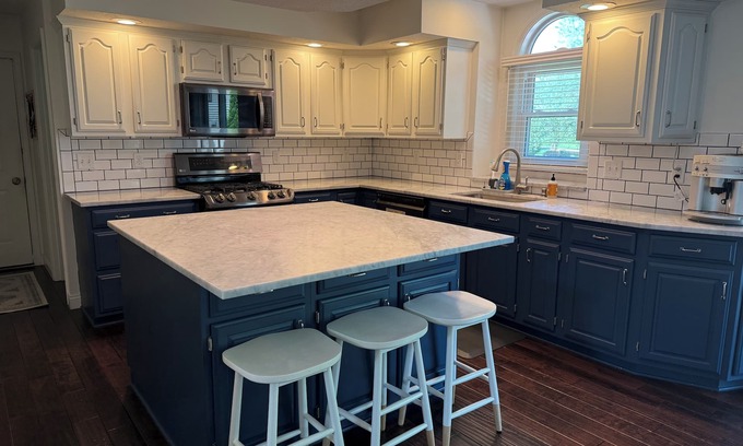 Granger House | Chic, Comfy, Close to Campus!