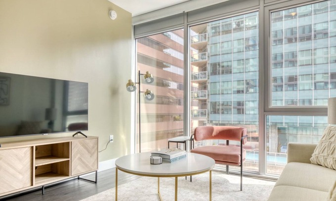 Downtown Los Angeles Apartment | Chic Downtown 1BR w/Pool & Gym, near Staples Center, by Blueground