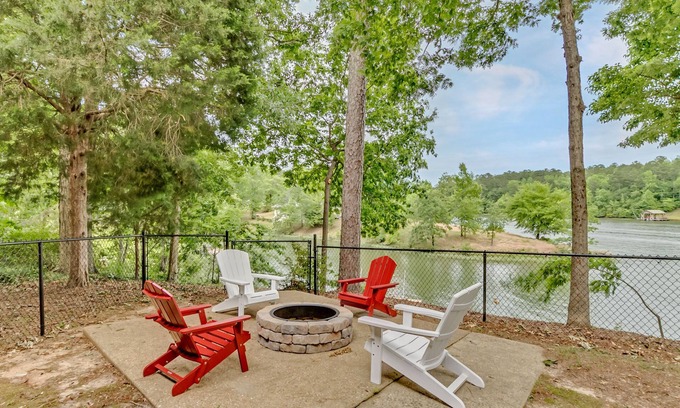 Northport House | Chic Lakeside Hideaway - Luxury Family Retreat