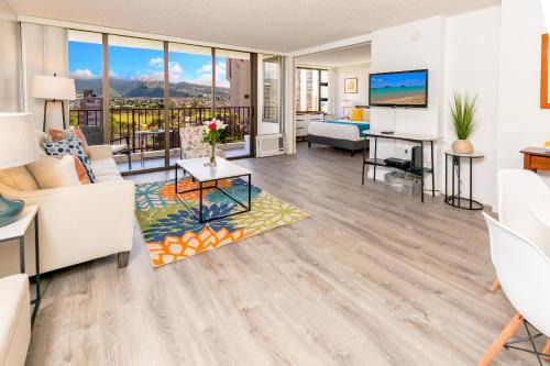 Waikiki Apartment | Chic Mountain View Unit Near Waikiki Beach with Parking