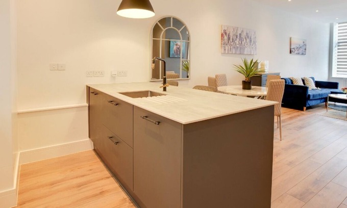 Westcliff-on-Sea Apartment | Chic & Sleek 1BR City Centre Nr Cliffs Pavillion by Luxiety Stays