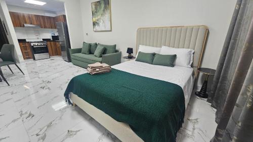 Al Hamra Village Apartment | Chic studio W10