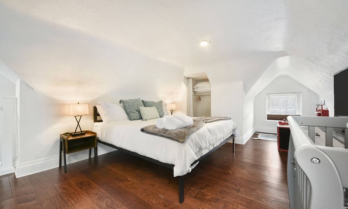 Aspinwall House | Child Friendly, Parking, King Bed, 15 min to Downtown