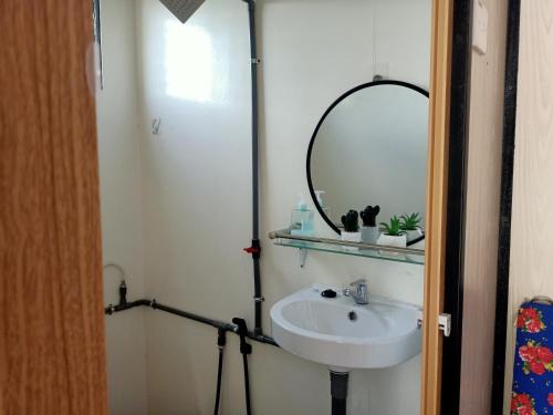 Kampung Banat Bawah Hotel | Chinta Chinta Cottage kabin 1