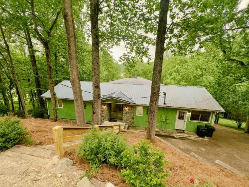 Silver Point House | CHLChateau-Walkable to Hurricane Marina