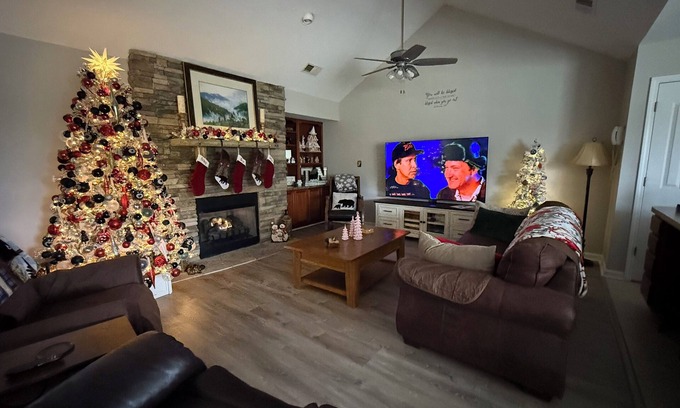 Pigeon Forge Cottage | Christmas Condo w/garage just off the Parkway in Pigeon Forge, TN