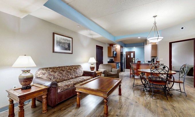 Wisconsin Dells Condo | Chula Vista condo with jetted tub, on-site golf, & fireplace - great location