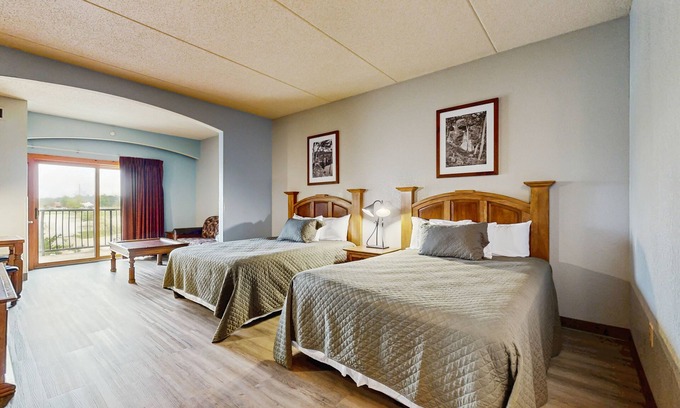 Wisconsin Dells Condo | Chula Vista condo with scenic balcony, mini-fridge, on-site golf, & central AC