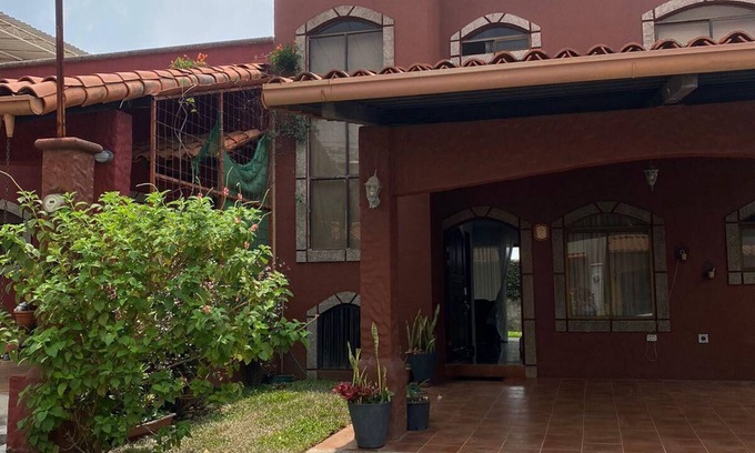 Heredia House | City Experience from a central location in the middle of the Central Valley!