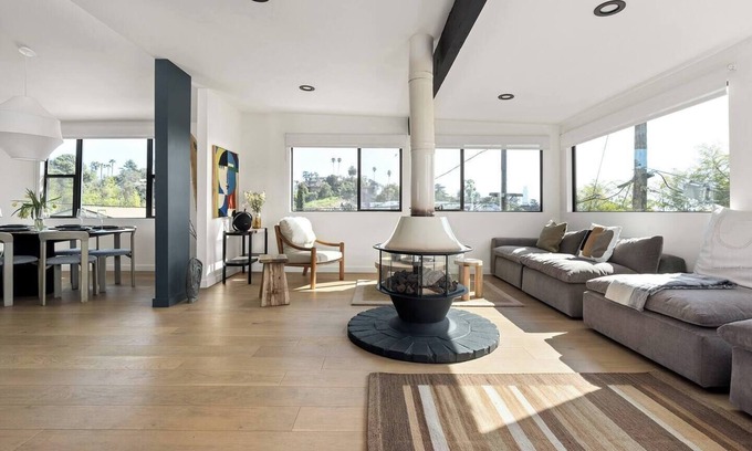 Elysian Heights Apartment | City Oasis, Stunning Panoramic Views