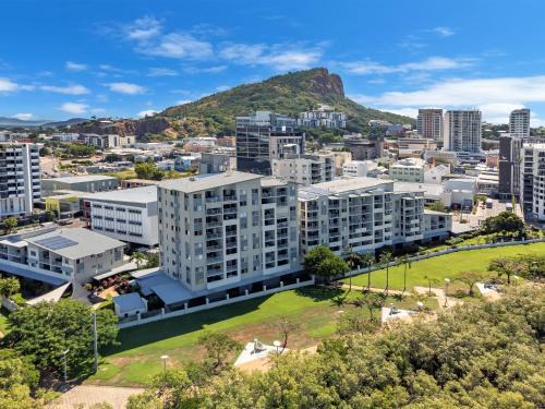 Townsville Apartment | City Stadium Apartment on the Riverfront 38