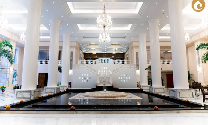 Auli Hotel | Clarks Avadh