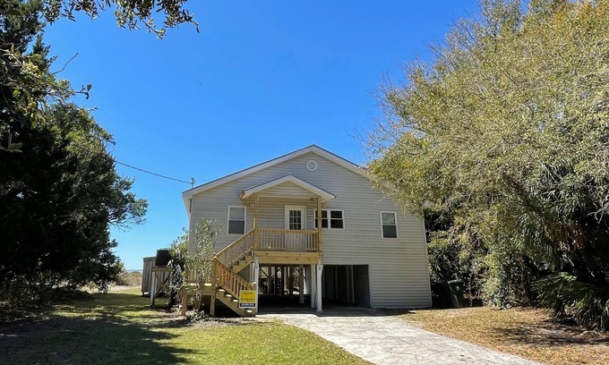 South Carolina Lowcountry House | Classic on the St. Helena Sound;Sunset Views;Private Beachfront Gazebo;Screened Porch;CableTV/Wifi
