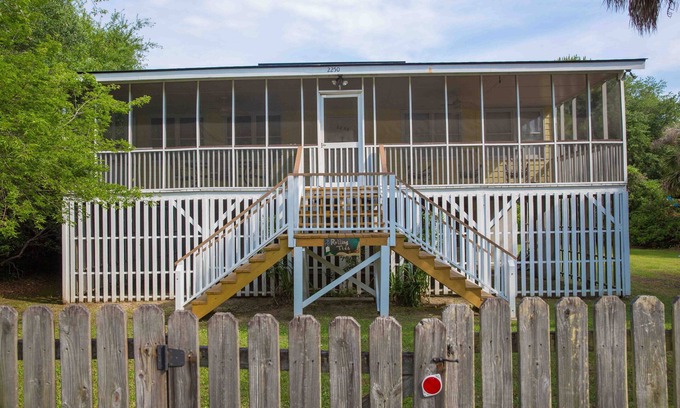 Sullivan's Island House | Classic Style Sullivan's Island house - Very Charming! 1 block to beach & walk to fabulous dining!