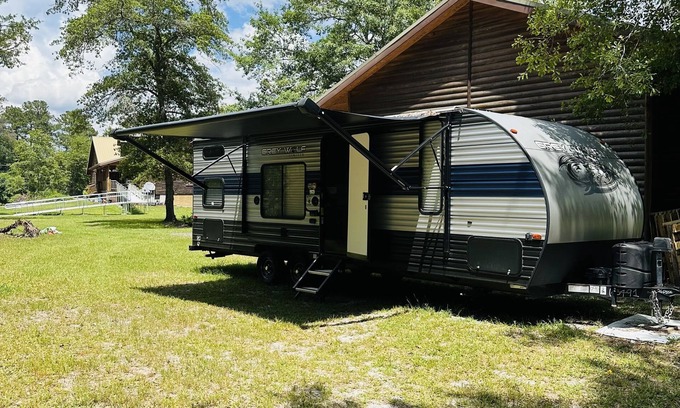 Middleburg House | Clean 30’ Travel Trailer on a small 5 acre farm. Bring the kids, room for 7!