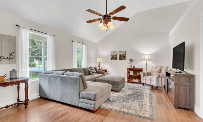 Spring Hill House | Clean 3BR · Quiet Block · Backyard with Hoop