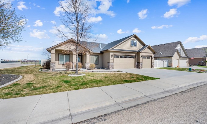 Meridian House | Clean and Comfortable Centrally Located 5br/3Bath home in Meridian, ID.