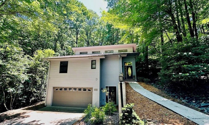 Brevard House | Clean and Cozy Connestee Falls Mountain House: Duya Court Den