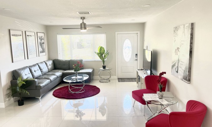 North Andrews Gardens House | Clean and modern 2BR/2Bath Jacuzzi home, beautiful Patio, minutes from the beach