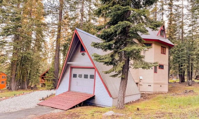 Arnold Cabin | Clean and Peaceful Cabin with Wifi Near Lakes