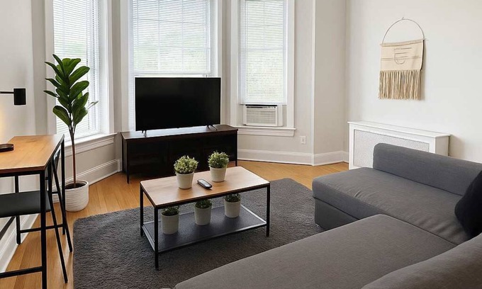 Wrigleyville Apartment | Clean & Equipped 2BR Apartment