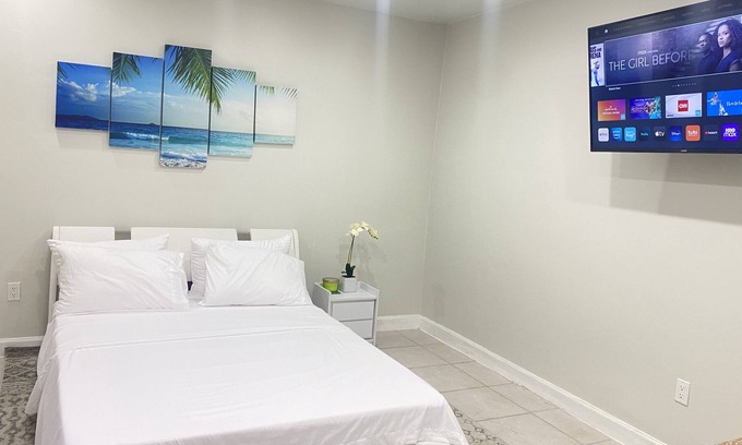 Tamiami Bed & Breakfast | Clean Miami Guest Suite