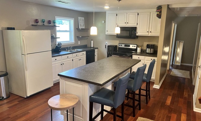 Northport House | Clearwater Loop Thirteen miles from University of Alabama.